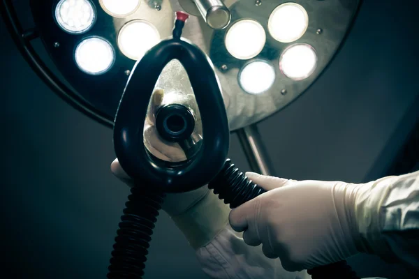 depositphotos_110916266-stock-photo-anesthesia-in-the-operating-room